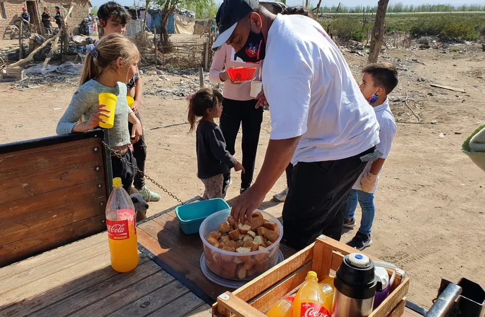 Carlos y su grupo se acerca a los más necesitados para colaborar con alimentos, ropa y materiales de construcción.