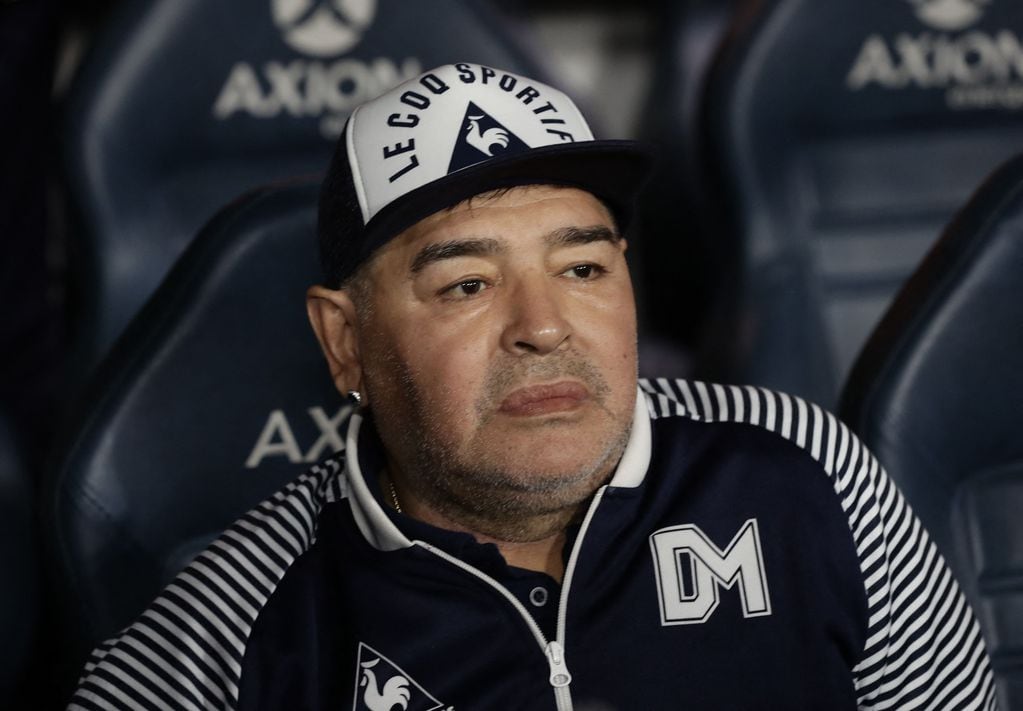 Diego Armando Maradona, en el banco de suplentes del último equipo que dirigió, Gimnasia y Esgrima de La Plata.