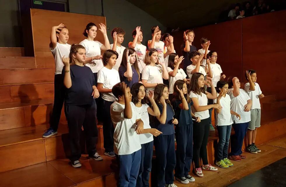 Ni inglés, ni portugués: aprendieron Lengua de Señas en una escuela de Mendoza