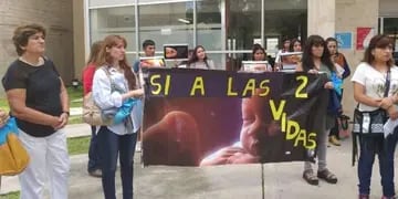 El caso conmociona a Jujuy. La nena cuenta con el derecho a la interrupción del embarazo, pero profesionales "provida" están en contra. 