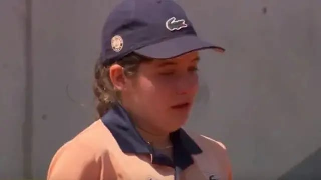 Video: descalificaron a una pareja de dobles en el Roland Garros por un pelotazo a una alcanzapelotas