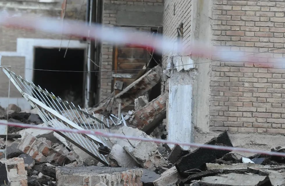 Se derrumbó la pared de un segundo piso en Godoy Cruz: aplastó a un nene y a una jubilada