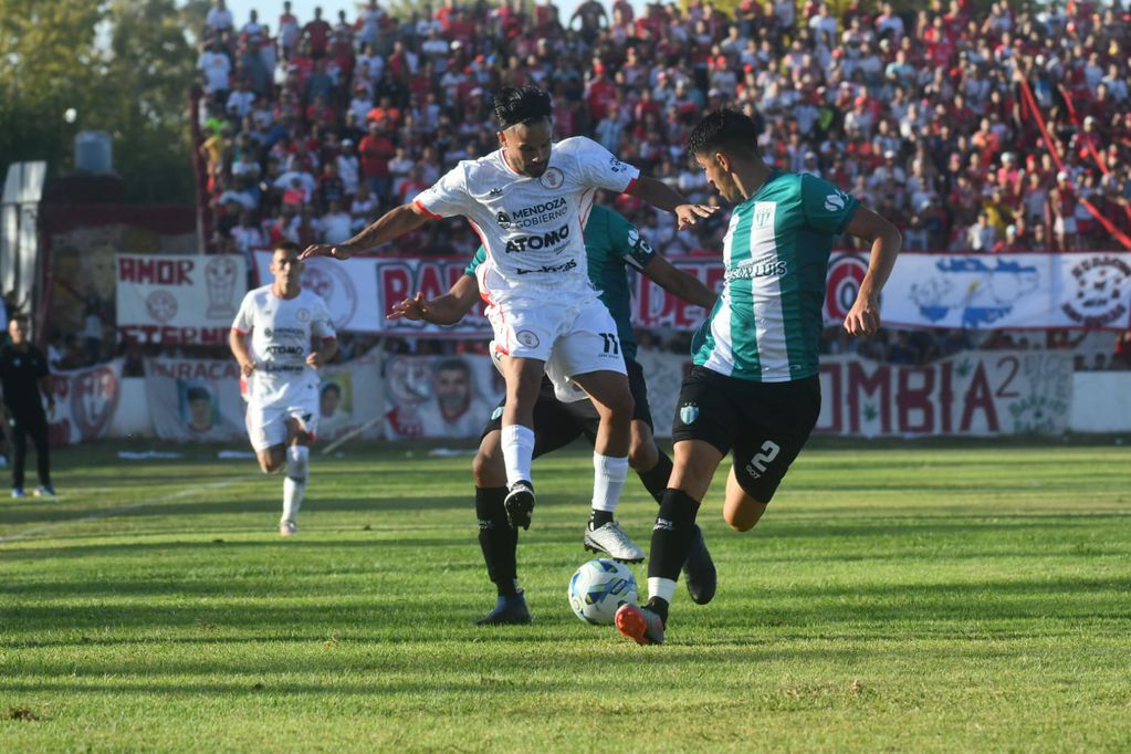 Huracán Las Heras derrotó por 2-1 a Estudiantes de San Luis. / José Gutiérrez (Los Andes).