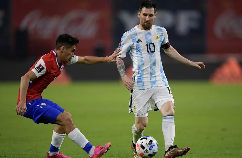 Lionel Messi controla ante la marca de un defensor chileno en el partido de Eliminatorias disputado en Santiago del Estero. (AP)