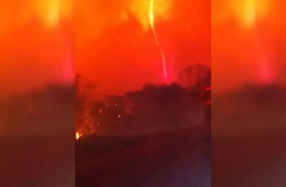 En Arroyito, localidad cordobesa, se produjo un tornado de fuego. Los bomberos captaron el fenómeno.