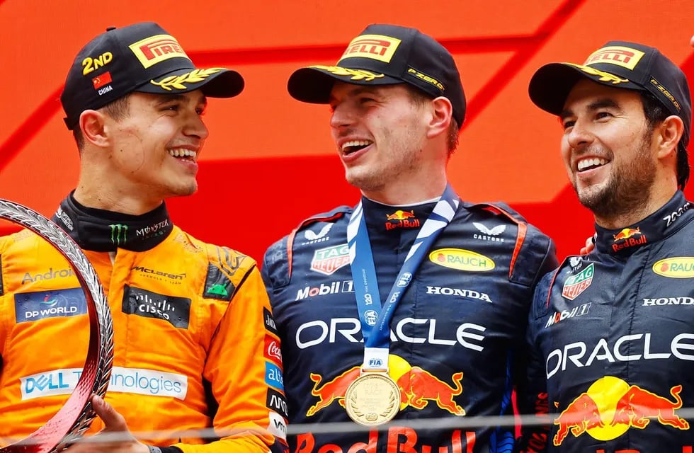 Verstappen ganó en Shanghai. A su lado, el británico Lando Norris (McLaren) y su compañero en Red Bull, el mexicano Sergio Pérez (3º).