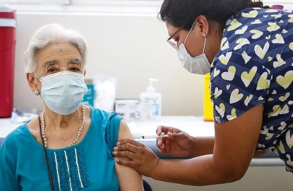 Desde la semana pasada, los adultos mayores ya acceden a la vacuna contra el Covid-19 en Chile - Twitter @ministeriosalud