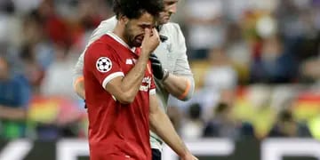El delantero estrella del Liverpool se retiró llorando de la cancha durante el primer tiempo. ¿Llegará a Rusia? 