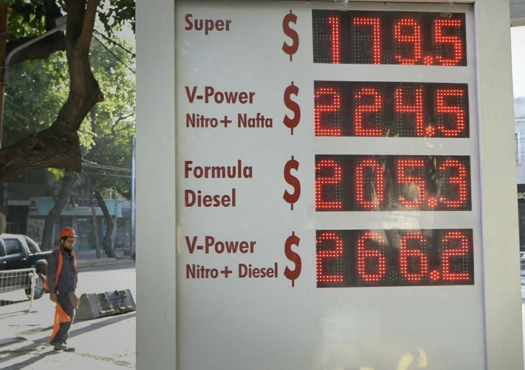 Aumento de precios de combustibles en Shell (Colón y España) Foto: Orlando Pelichotti / Los Andes
