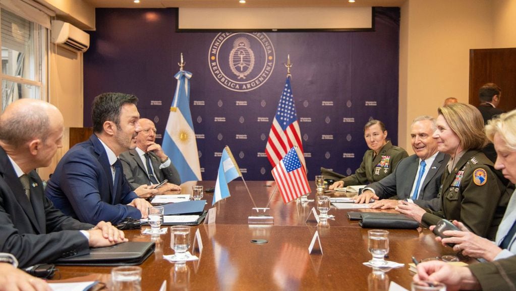En una reunión en el Ministerio de Defensa, la jefa del Comando Sur de Estados Unidos, Laura Richardson, formalizó la entrega de un nuevo avión Hércules C-130H a la Fuerza Aérea Argentina.