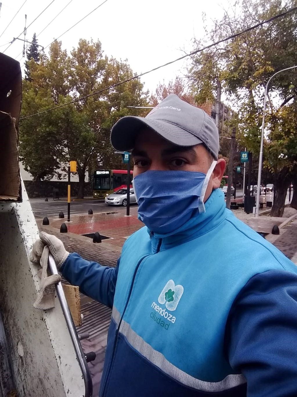 Diego Medina tiene 29 años y hace 11 trabaja como recolector en la Municipalidad de Ciudad. / Ignacio Blanco 
