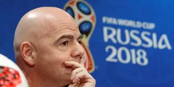 El presidente de la FIFA defendió al crack argentino y dio su análisis del juego argentino. "Todo el mundo esperaba más de Argentina", dijo.