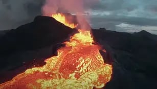 Video: el impactante recorrido de un dron sobre un volcán antes de estrellarse contra la lava
