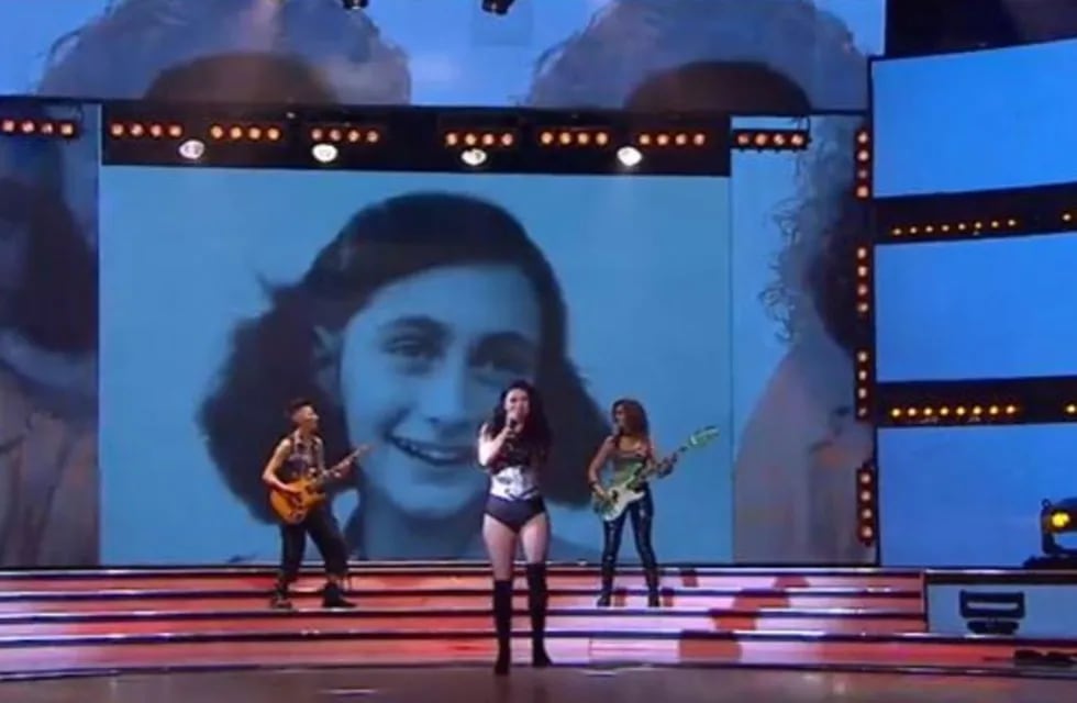 Para graficar la canción "Yo no soy esa mujer", que cantó Jujuy Jiménez, pusieron una foto de la niña Ana, cuya historia es un símbolo del Holocausto.
