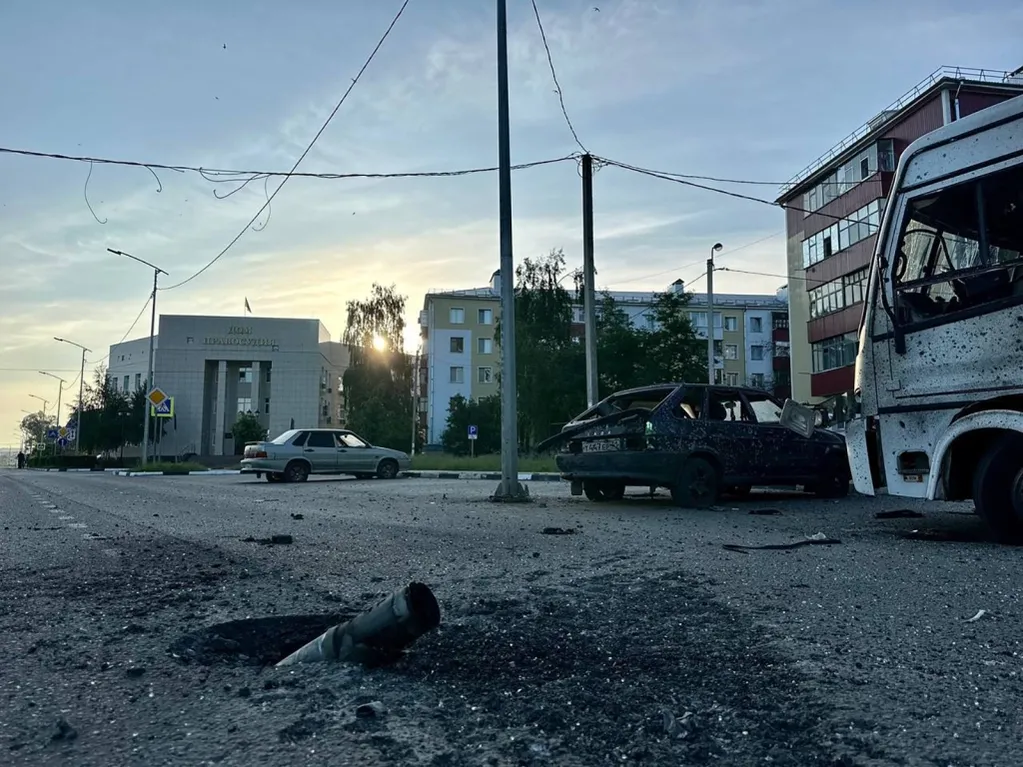 Un misil que impactó en las calles de la ciudad rusa de Belgorod forma parte del ataque masivo que llevó a cabo el ejército ucraniano contra la zona residencial esta madrugada.
