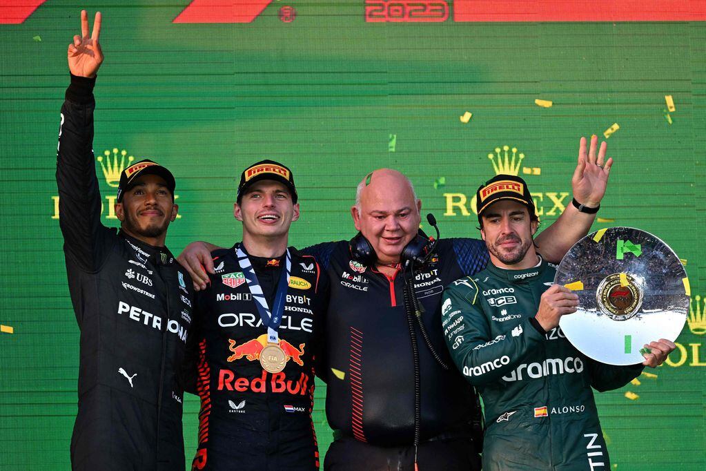 Hamilton, Verstappen y Alonso festejan el podio. / AFP
