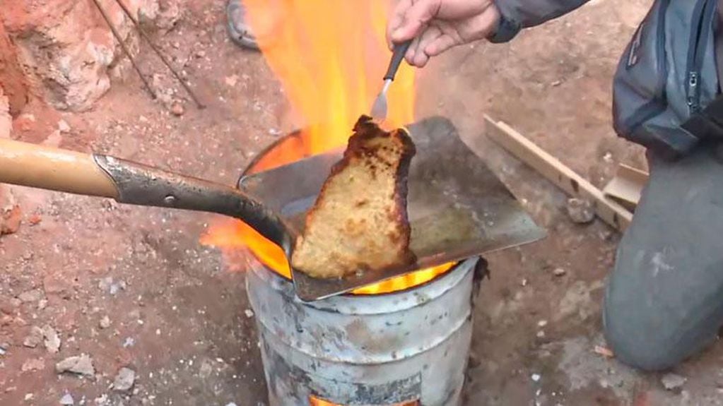Albañiles cordobeses se viralizaron en redes por cocinar “milanesas a la pala”. / Foto: Gentileza