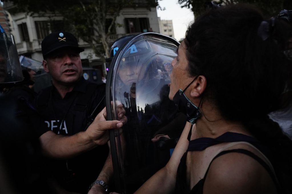 Incidentes y enfrentamientos frente al Congreso durante una nueva protesta contra la ley ómnibus. Foto: Clarín