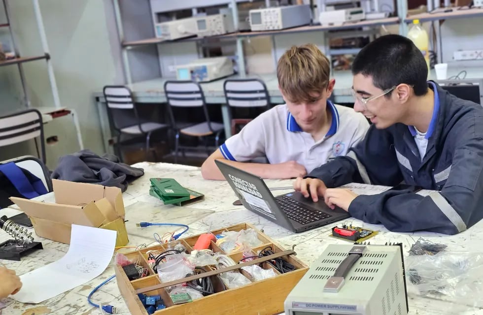 Los estudiantes del colegio técnico Gabriel del Mazo participaron en el proyecto del botón 3D (Gentileza: Facultad de Educación)