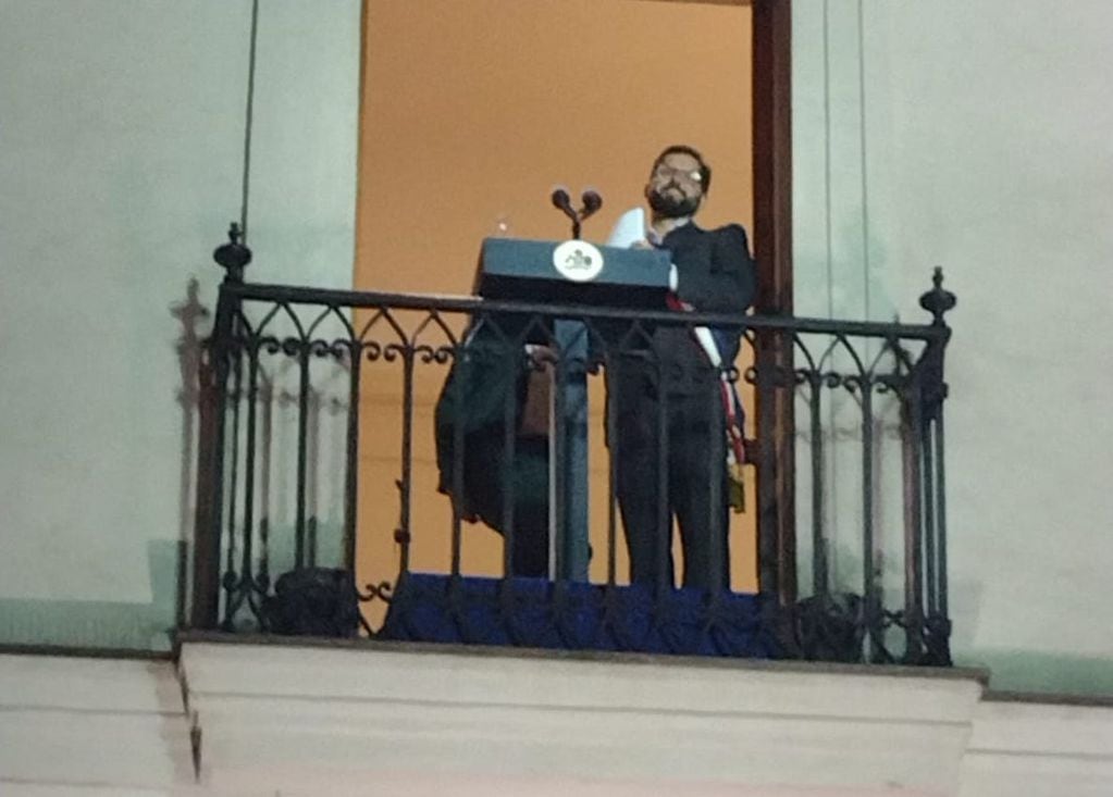 Gabriel Boric dio su primer discurso oficial desde un balcón de La Moneda ante una multitud.