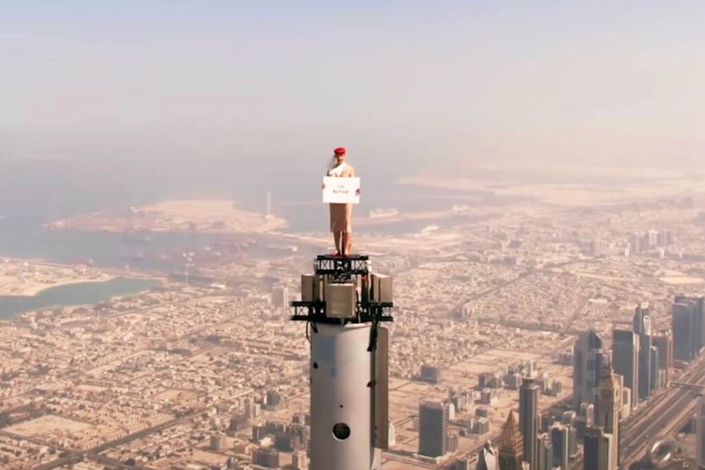 Emirates lanzó una impresionante publicidad en la que subió a una azafata a la punta del edificio más alto del mundo.