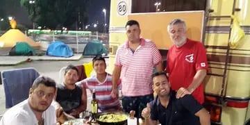 El fútbol permite estas cosas: generar amistades. Pase y conozca la historia de seis mendocinos que decidieron viajar a Brasil en motorhome y están disfrutando a pleno. 