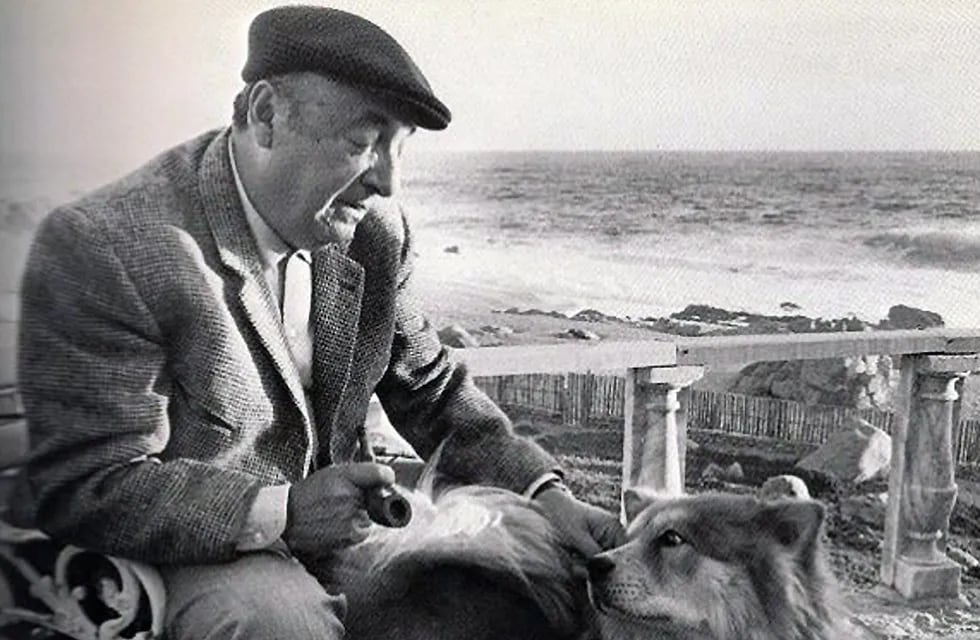 El escritor chileno y Premio Nobel de Literatura Pablo Neruda en su casa de Isla Negra. (Sara Facio / La Voz / Archivo)