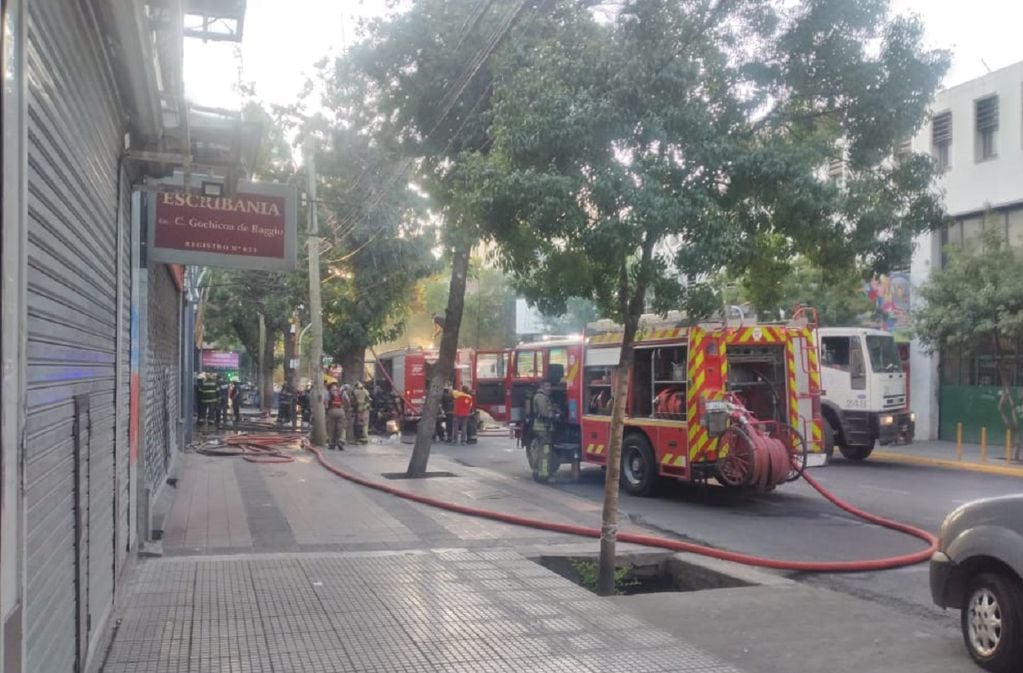 Incendio en la Feria de Persa de la Ciudad de Mendoza (Gentileza @radiomitremza)