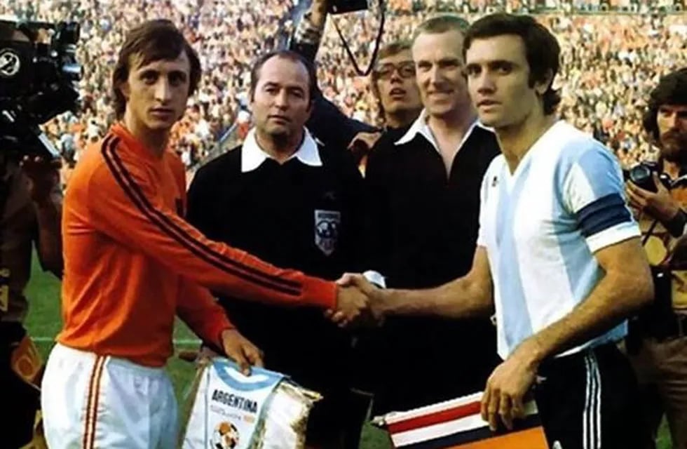 Johan Cruyff y el argentino Roberto Perfumo, antes de la goleada. Un par de meses antes del Mundial 1978. / archivo