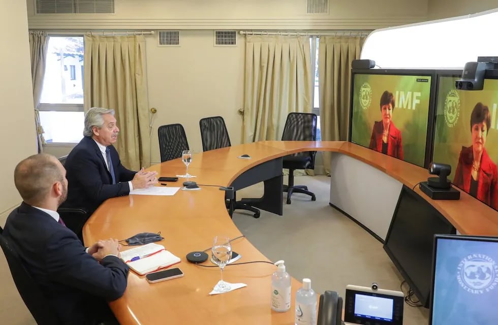El presidente Alberto Fernández y el ministro Martín Guzmán en una reunión virtual con Kristalina Georgieva, titular del FMI.