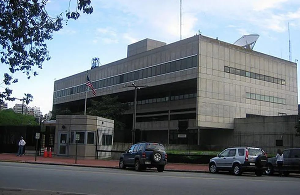 Cuerpos de la Policía Federal registran las inmedicaciones de la Embajada Norteamericana en Argentina.