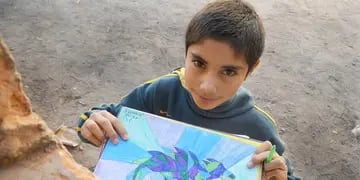 Amante de la plástica.  Luciano Valdez muestra otro dinosaurio, este pintado de azul y verde. Orlando Pelichotti / Los Andes