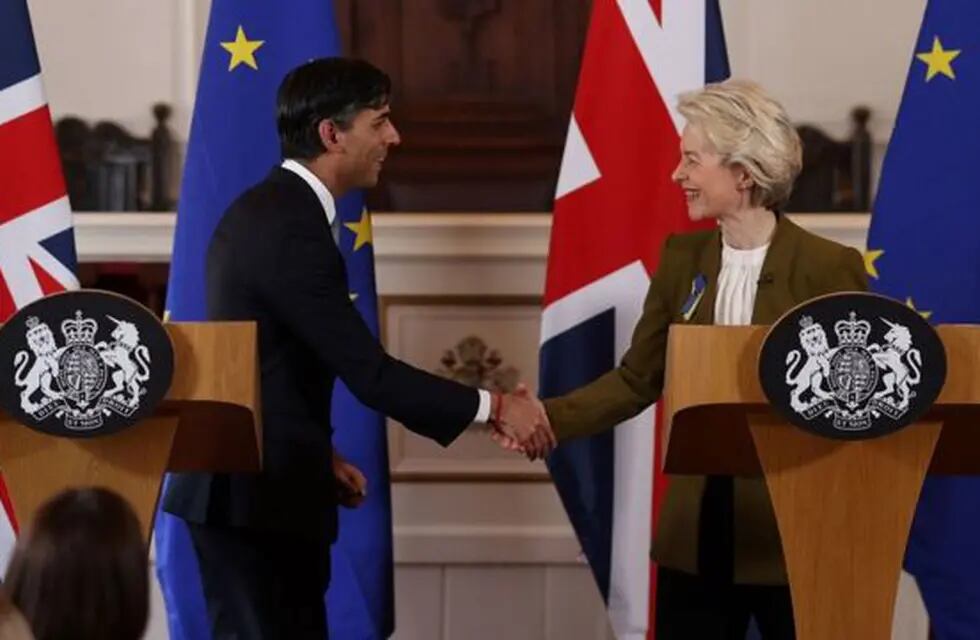 Rishi Sunak y Ursula Von der Leyen, primer ministro británico y presidenta de la Comisión de la Unión Europea respectivamente, durante la reunión en la que se logró una reforma en los protocolos de Irlanda del Norte.