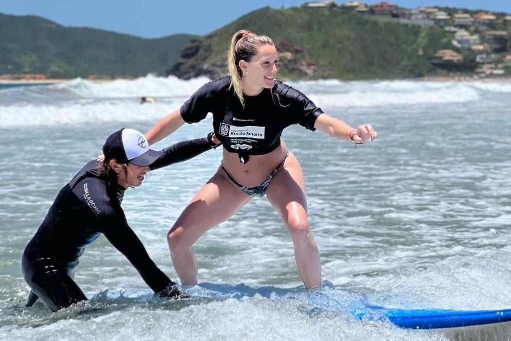 Mica Viciconte hizo surf embarazada. (Captura Instagram)