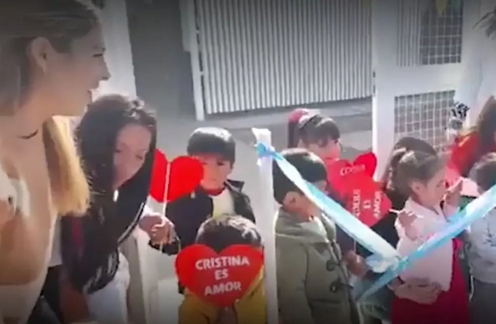 Los pequeños posaban con carteles que decían "Cristina es amor". / Foto: Gentileza