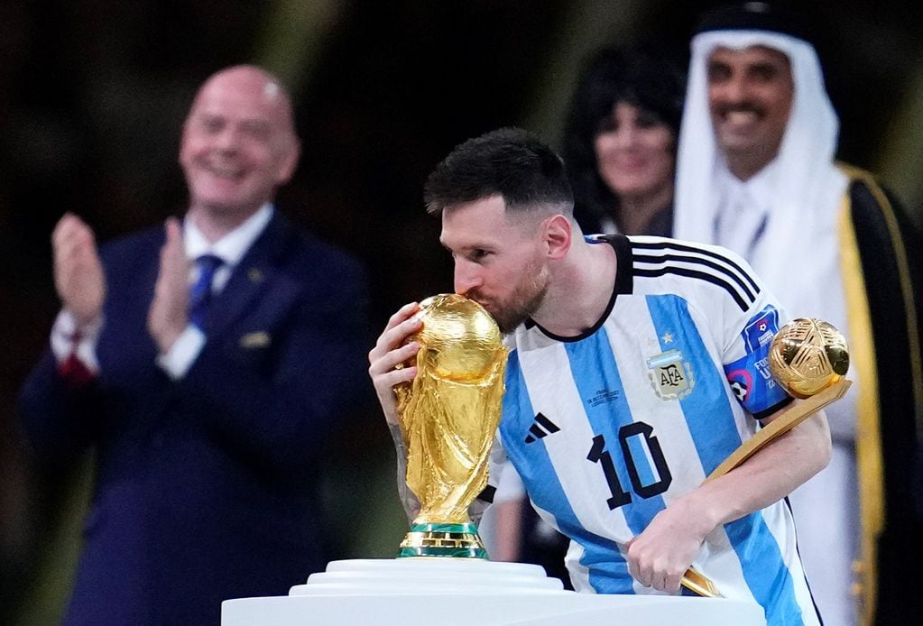 Lionel Messi besa la Copa del Mundo en Qatar. Inolvidable. (AP)