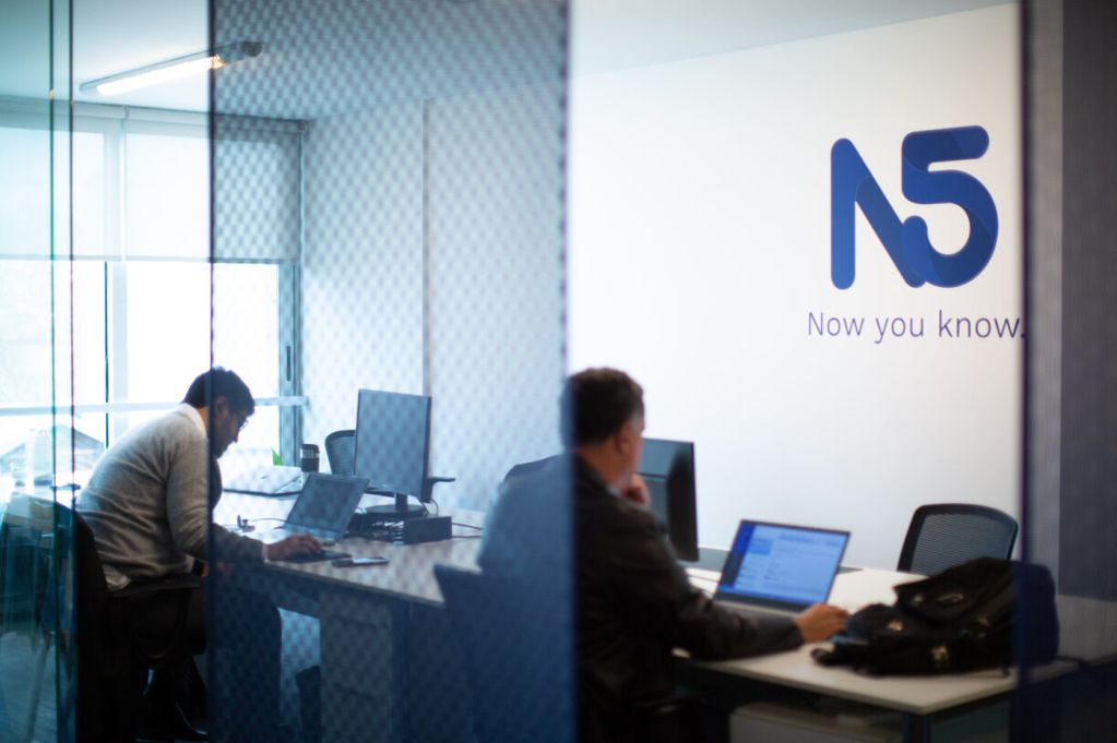 N5 ofrece empleo en las modalidades presencial o remoto, con diferentes cargas horarias según el puesto. Foto: N5