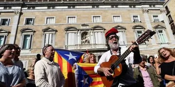 Carles Puigdemont, presidente catalán, se fue a Bruselas. Gobierna la vice de Rajoy. Pero nadie sabe dónde está parado