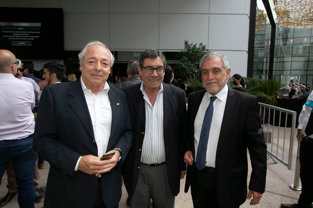 Alfredo Cecchi presidente de la Federación Económica de Mendoza, junto con Mario Bustos Carra, gerente de la Cámara de Comercio Exterior, y José A. Zuccardi, presidente de COVIAR.
