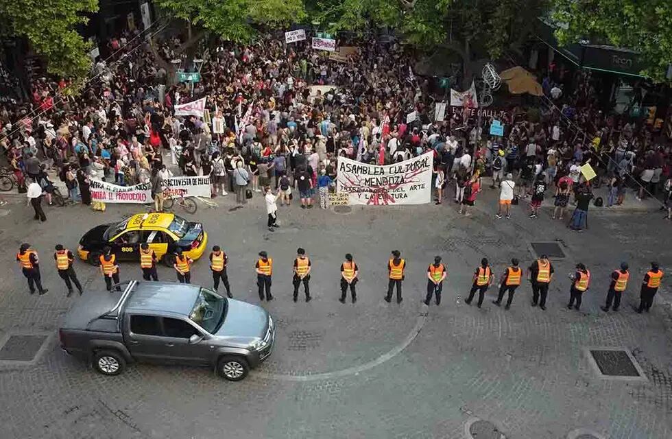 Con gran cantidad de policías, artistas mendocinos realizan una protesta en Peatonal Sarmiento y Av. San Martín de Ciudad en reclamo al DNU del gobierno nacionalFoto: José Gutierrez / Los Andes