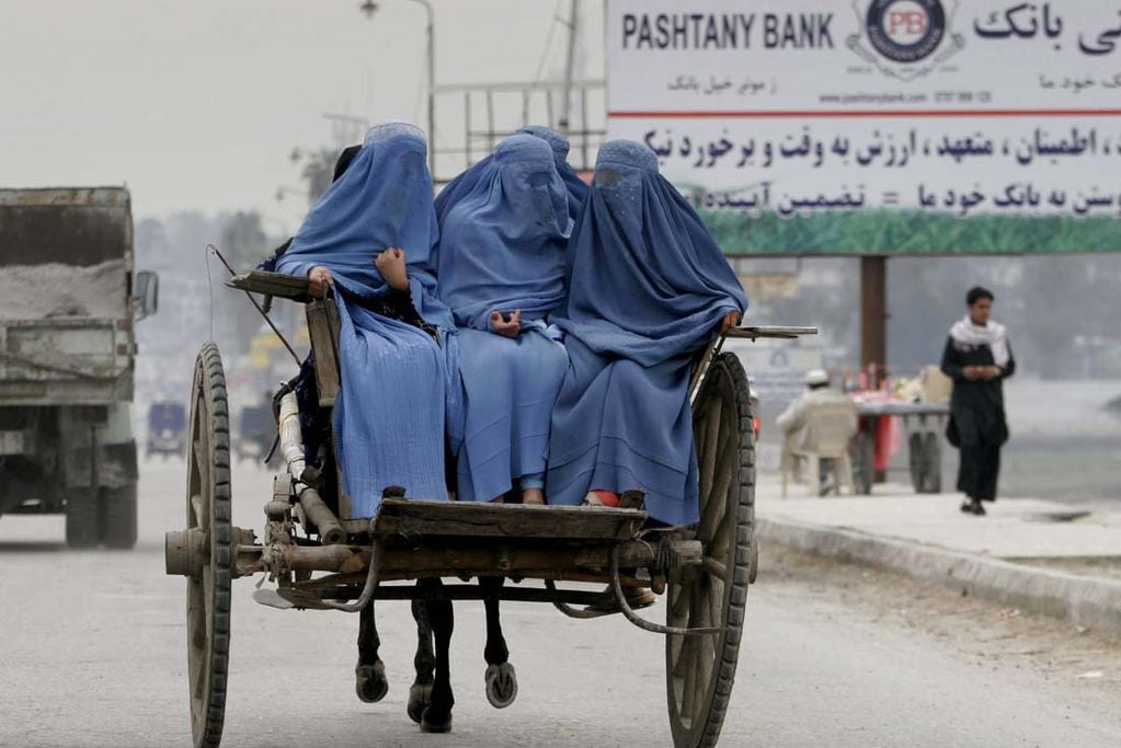 El burka​ o burqa usadas por mujeres en algunos países de religión islámica, principalmente Afganistán, donde es la vestimenta impuesta a las mujeres afganas fuera de casa. (AP)