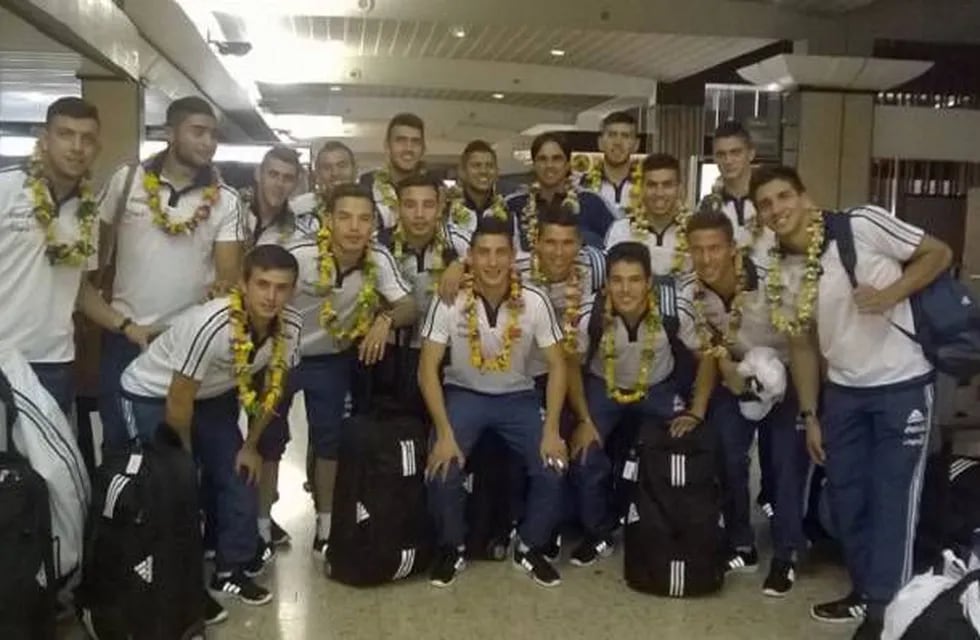 El seleccionado argentino ya está en Tahití, donde mañana jugará un amistoso de preparación