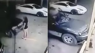 Imágenes sensibles: una mujer atropelló y mató a su amiga cuando intentaba arrancar su auto