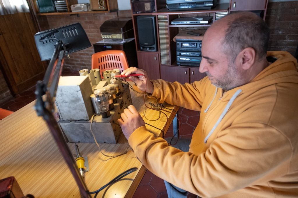 Daniel tiene una pequeña pieza en su quincho, donde repara las radios. En ese sector de la casa está la mayoría de los aparatos. 