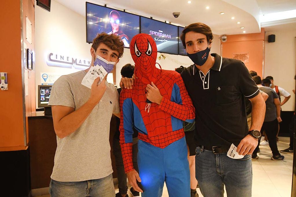 Los fans en el cine Cinemark  Mendoza para ver la película Spider- Man , sin camino a casa.