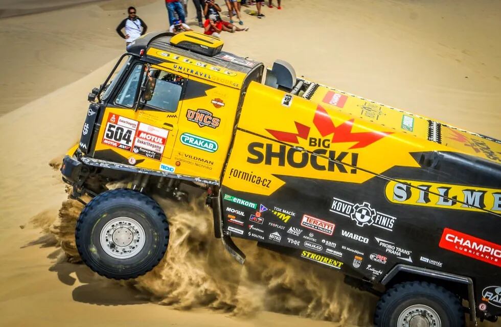 Un fanático del Dakar rompió un camión cuando quiso sacarse una foto