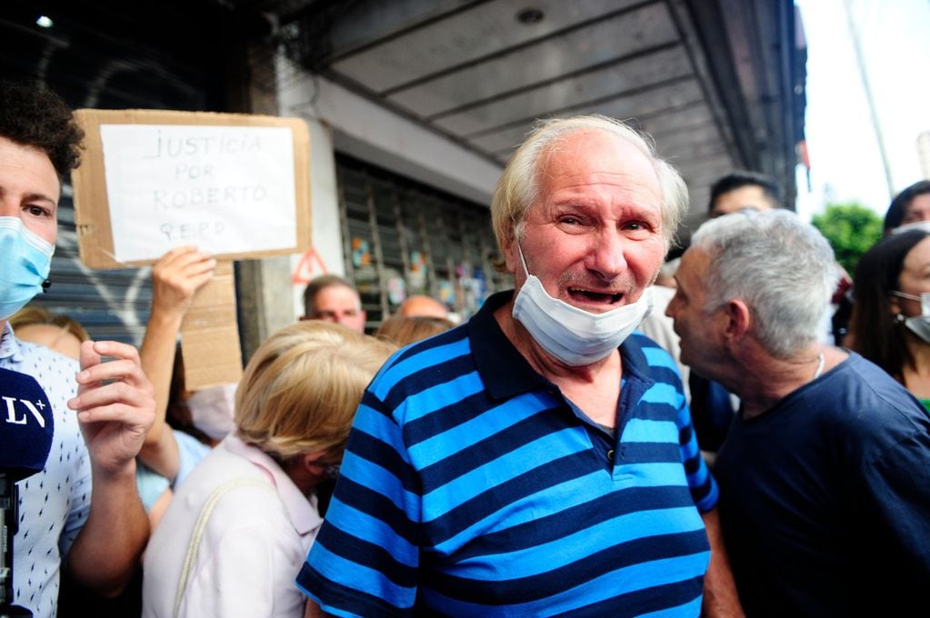 Pedro, el padre de Roberto, se presentó a la manifestación con los vecinos. Foto: Clarín