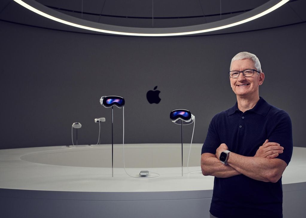 Una foto del folleto proporcionada por Apple que muestra al CEO de Apple, Tim Cook, presentando Apple Vision Pro durante el discurso de apertura de la Conferencia Mundial de Desarrolladores de Apple (WWDC) de 2023 en el campus de Apple Park en Cupertino, California, EE. UU. Foto: EFE/EPA/JOE PUGLIESE