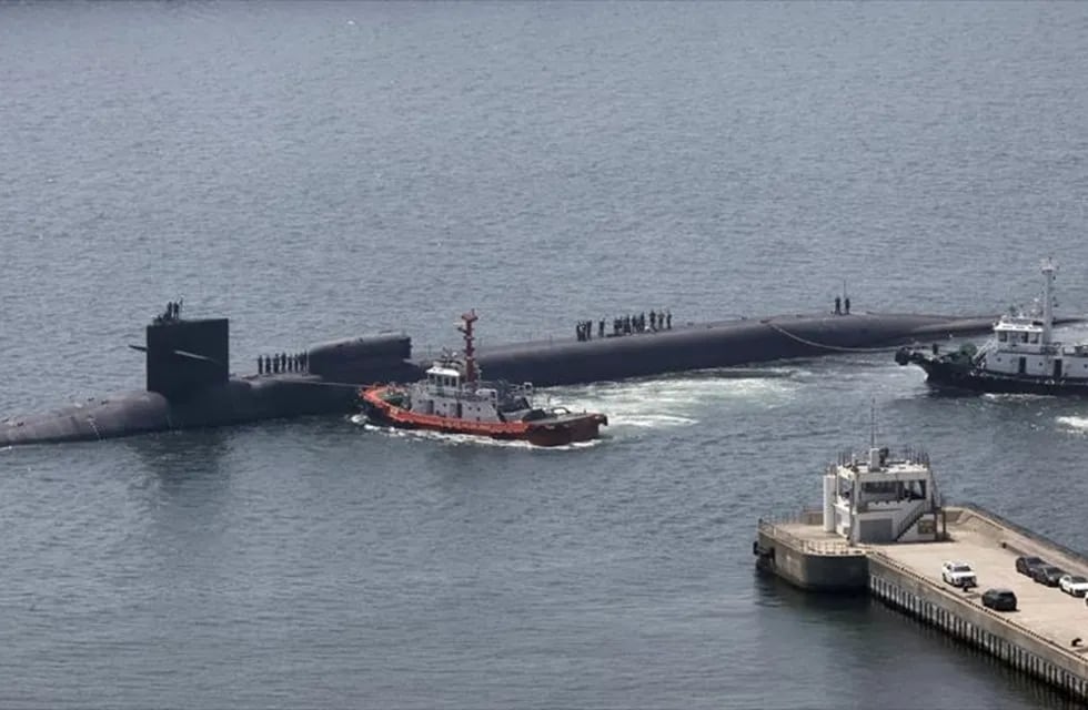 El submarino de propulsión nuclear porta misiles guiados estadounidense USS Michigan (SSGN-727), de la clase Ohio, atracando en una base naval de la ciudad de Busan, Corea del Sur.