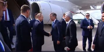 El presidente ruso bajó del avión a través de una escalera cubierta. Expectativa por su relación con Trump